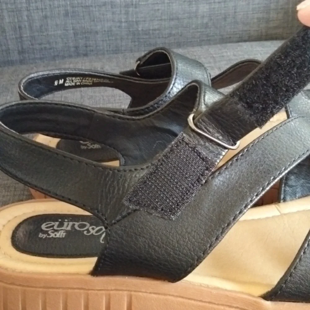 Sofft Black and Tan Platform Sandals with Ergonomic Sole - Picture 4 of 6